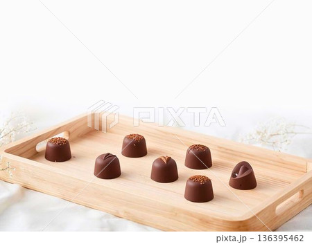 木のトレイに並べられたチョコレート　コピースペース 136395462