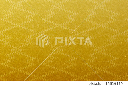 シームレスなゴールド和柄パターン。稲妻模様。 136395504