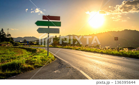 郊外にある分岐点の案内板がある場所 136395644