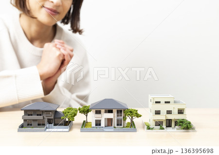 住宅模型を見つめる女性 住宅模型を見つめる女性 136395698