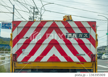 バリケードラインのある特殊車両の後方 バリケードラインのある特殊車両の後方 136395909