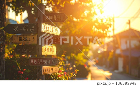 郊外にある分岐点の案内板がある場所 郊外にある分岐点の案内板がある場所 136395948