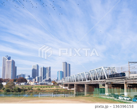 【相鉄・JR直通線】早朝の新宿方面へ向かう列車 136396158