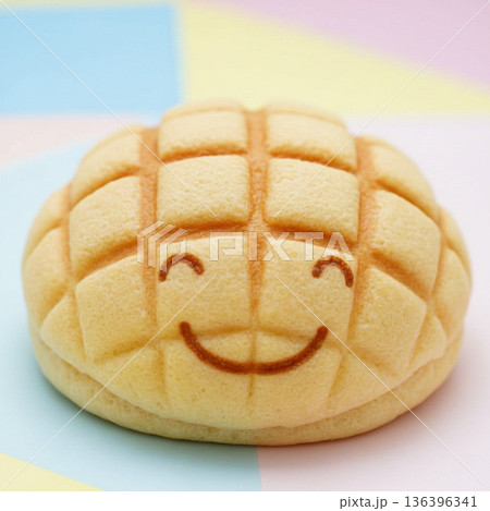 パン・ベーカリーシリーズ：ニコニコ笑顔の可愛いメロンパンのキャラクターイラスト 136396341