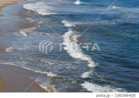 青い海と白波 136396400