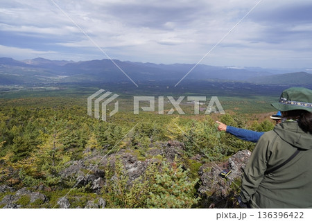 群馬県　浅間山　スカイロックトレイルの高台から鬼の押出し溶岩を見る　2025年10月18日 136396422