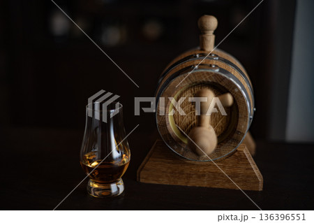 ボトラーズ 熟成樽 蒸溜所 ウイスキー ミニ樽 家庭用 カウンター インテリア 趣味 小物 雑貨 ボトラーズ 熟成樽 蒸溜所 ウイスキー ミニ樽 家庭用 カウンター インテリア 趣味 小物 雑貨 136396551