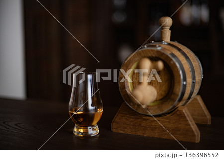 ボトラーズ　熟成樽　蒸溜所　ウイスキー　ミニ樽　家庭用　カウンター　インテリア　趣味　小物　雑貨 136396552