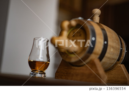ボトラーズ 熟成樽 蒸溜所 ウイスキー ミニ樽 家庭用 カウンター インテリア 趣味 小物 雑貨 ボトラーズ 熟成樽 蒸溜所 ウイスキー ミニ樽 家庭用 カウンター インテリア 趣味 小物 雑貨 136396554