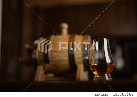 ボトラーズ　熟成樽　蒸溜所　ウイスキー　ミニ樽　家庭用　カウンター　インテリア　趣味　小物　雑貨 136396563