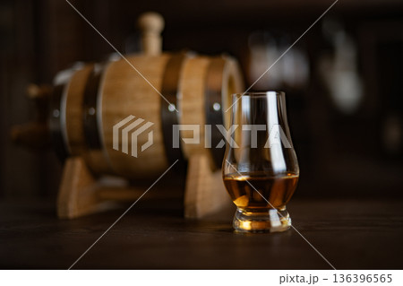 ボトラーズ　熟成樽　蒸溜所　ウイスキー　ミニ樽　家庭用　カウンター　インテリア　趣味　小物　雑貨 136396565