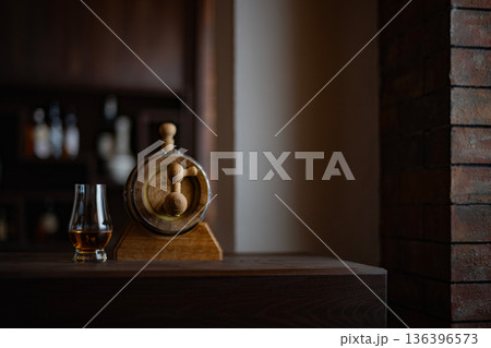 ボトラーズ　熟成樽　蒸溜所　ウイスキー　ミニ樽　家庭用　カウンター　インテリア　趣味　小物　雑貨 136396573