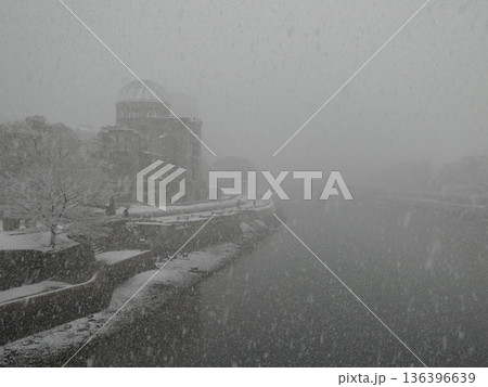 雪景色の原爆ドーム 雪景色の原爆ドーム 136396639