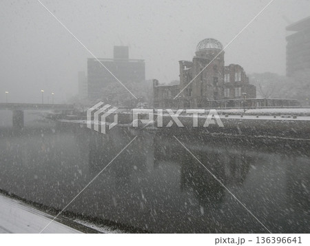 雪景色の原爆ドーム 136396641