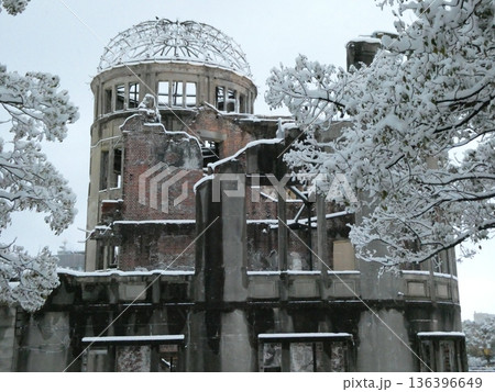 雪景色の原爆ドーム 雪景色の原爆ドーム 136396649