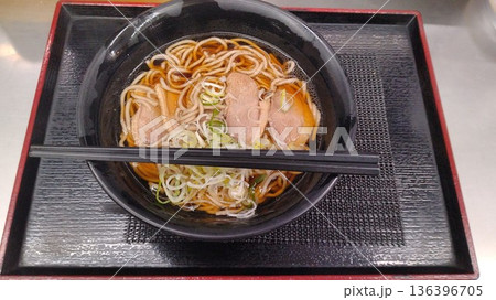 JRの駅そば　季節限定メニューの「鴨そば」 136396705