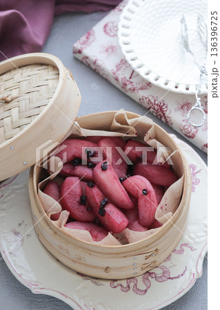 リンゴのワイン蒸し 136396725