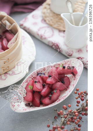 リンゴのワイン蒸し 136396726