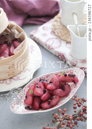 リンゴのワイン蒸し 136396727