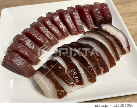 まぐろとたこの刺身 まぐろとたこの刺身 136397056