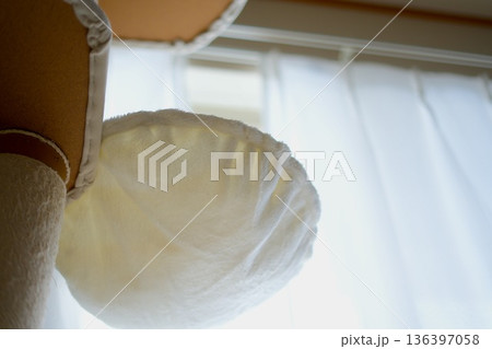 カーテンを背景にしたキャットタワーのベッドの接写 カーテンを背景にしたキャットタワーのベッドの接写 136397058