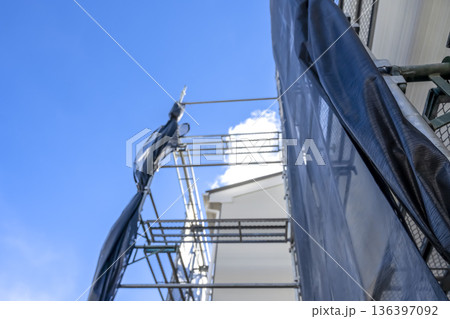 戸建て家屋の外壁修繕工事　外壁　外張り断熱リフォーム 136397092