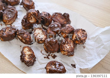 チョコレートを絡めた麩を冷やす 136397111