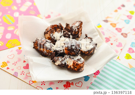 サクサクお麩チョコ　ミルクがけ 136397118