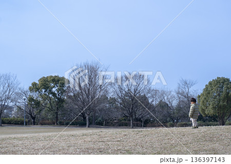 公園でポツンと立つ子供 136397143