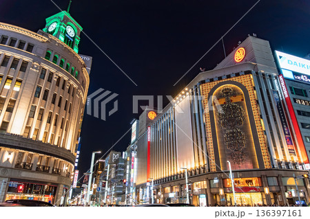 東京都中央区 夜の銀座四丁目交差点 銀座三越のシャンデリアと和光時計台 東京都中央区 夜の銀座四丁目交差点 銀座三越のシャンデリアと和光時計台 136397161