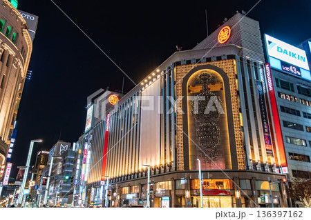 東京都中央区 夜の銀座四丁目交差点 銀座三越のシャンデリアと和光時計台 東京都中央区 夜の銀座四丁目交差点 銀座三越のシャンデリアと和光時計台 136397162