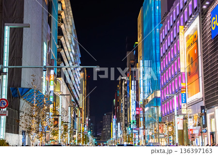東京都中央区 夜の銀座・中央通りの煌びやかな街並みとネオンサイン 136397163