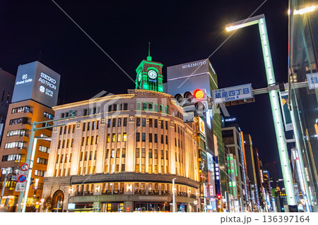 東京都中央区 夜の銀座四丁目交差点とライトアップされた和光時計台 東京都中央区 夜の銀座四丁目交差点とライトアップされた和光時計台 136397164