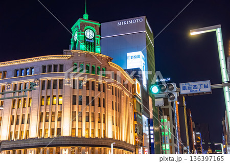 東京都中央区 夜の銀座四丁目交差点とライトアップされた和光時計台 東京都中央区 夜の銀座四丁目交差点とライトアップされた和光時計台 136397165