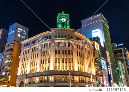 東京都中央区 夜の銀座四丁目交差点とライトアップされた和光時計台 136397166