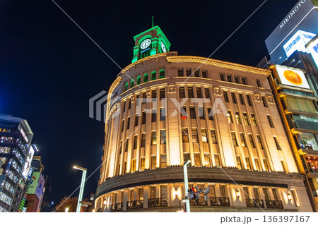 東京都中央区 夜の銀座四丁目交差点とライトアップされた和光時計台 東京都中央区 夜の銀座四丁目交差点とライトアップされた和光時計台 136397167