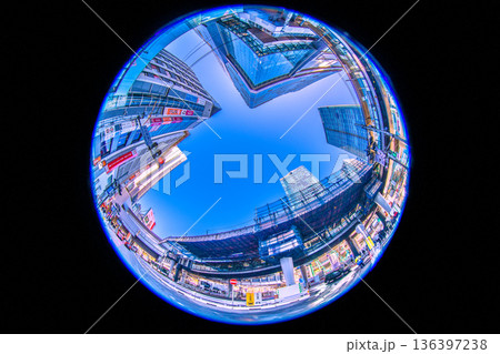 日本の東京都市景観新風景。雪明けの渋谷駅西口再開発…フクラスデッキの上を覆い被さる鉄骨＝9日 136397238