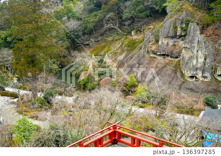 伝統的な日本の岩山と庭園の全景 136397285