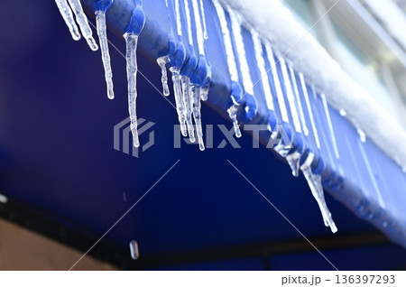 屋根にできたつらら 136397293