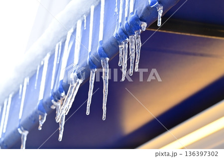 屋根にできたつらら 屋根にできたつらら 136397302