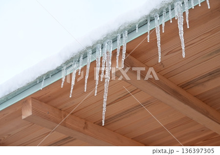 軒下にできたつらら 軒下にできたつらら 136397305