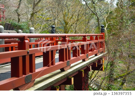 日本庭園にある伝統的な赤い木の欄干 136397355