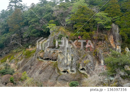 小さな祠がある岩山と鳥居の風景 136397356