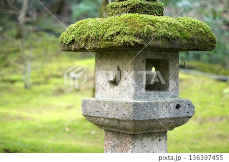 苔むした伝統的な日本の石灯籠 苔むした伝統的な日本の石灯籠 136397455