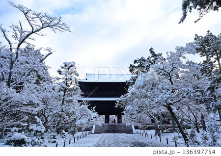 三門の雪景色（南禅寺） 136397754