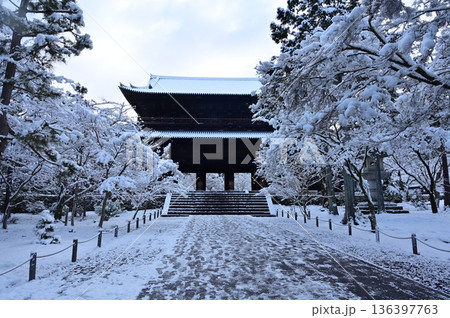 三門の雪景色（南禅寺） 136397763