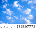 青空に浮かぶ白いちぎれ雲の風景 136397772