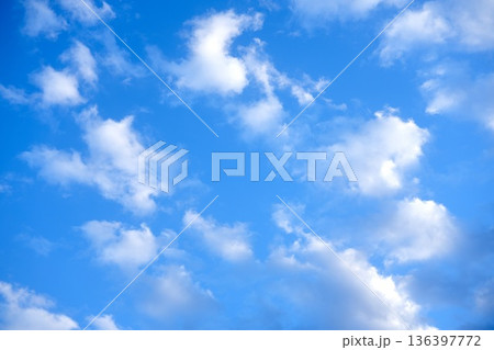 青空に浮かぶ白いちぎれ雲の風景 136397772