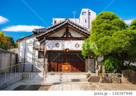 東京都新宿区 早稲田、龍泉院の本堂と青空 136397946