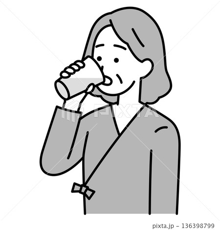 バリウムを飲む検査着の年配の女性 バリウムを飲む検査着の年配の女性 136398799